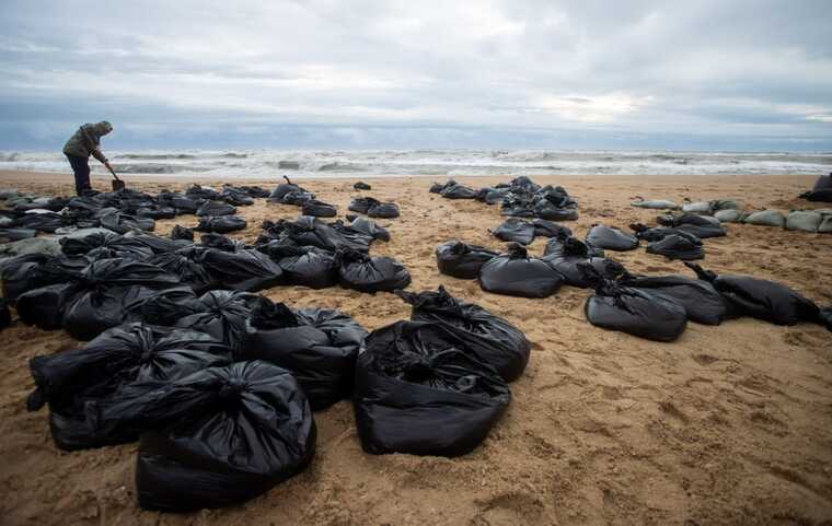 Разлив мазута превратил курорты Кубани в зону экологического бедствия