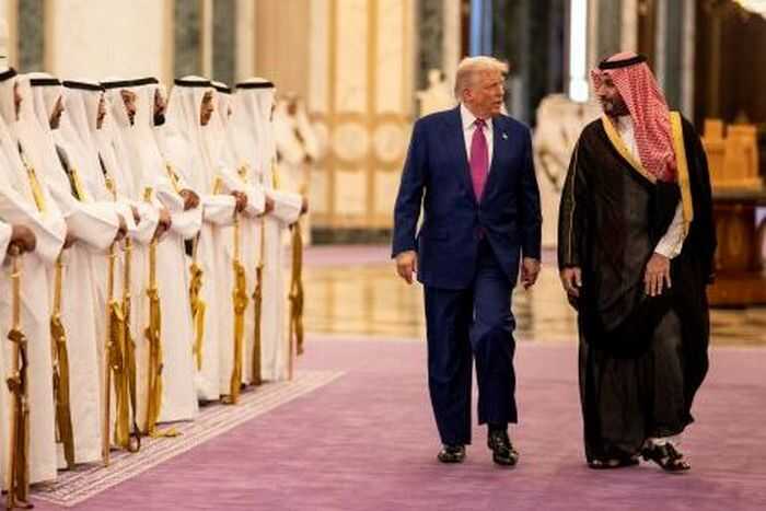 Телеканал al-Arabiya смонтировал видео с Трампом и Бин-Салманом, где показано, как он пьет кофе, хотя на самом деле отставил чашку