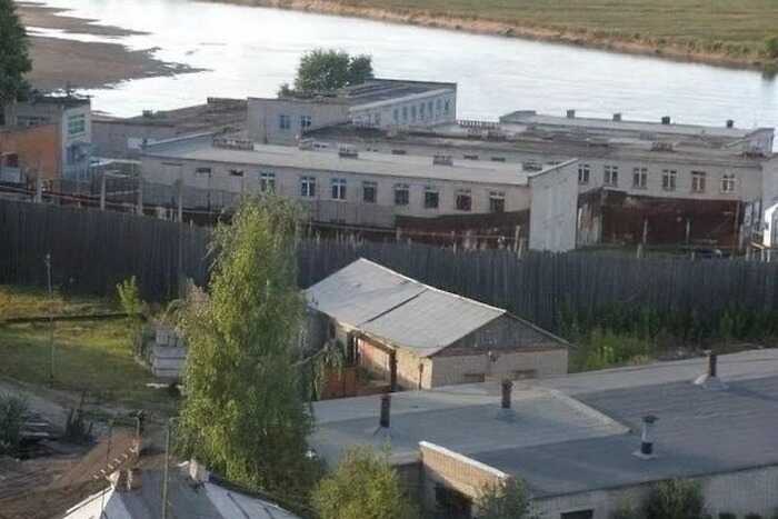Тюремный Мавзолей и фанерные танки: парады в колонии прикрывают вымогательство и коррупцию
