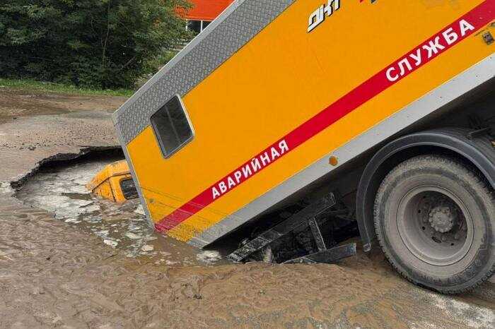 В Новосибирске аварийный КАМАЗ провалился в яму на месте коммунальной аварии