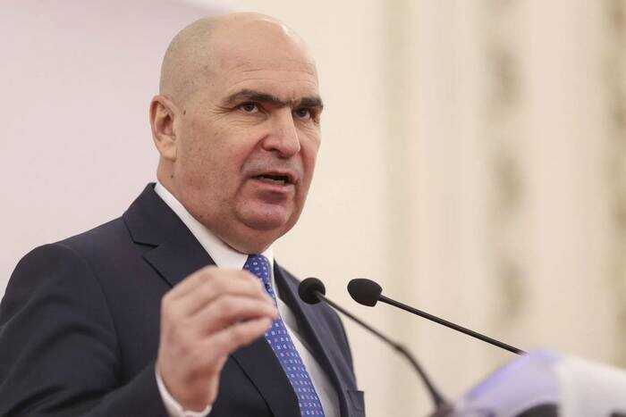 Премьер-министр Румынии Илие Боложан замечен за уборкой мусора после партийного съезда