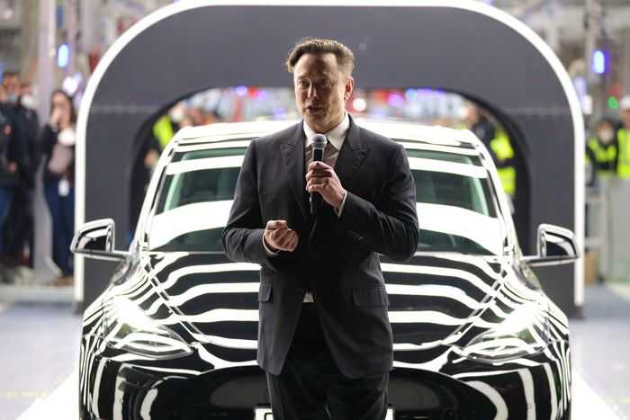 Илон Маск ставит Tesla на грань краха, поддерживая крайне правые идеологии