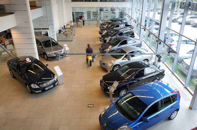 В Самаре обманутые клиенты дежурят у автосалона после мошеннических продаж