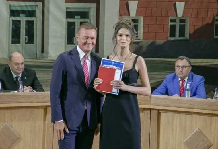 Кольцо на руке Полины Корнеевой усилило слухи о тайной помолвке со Старовойтом