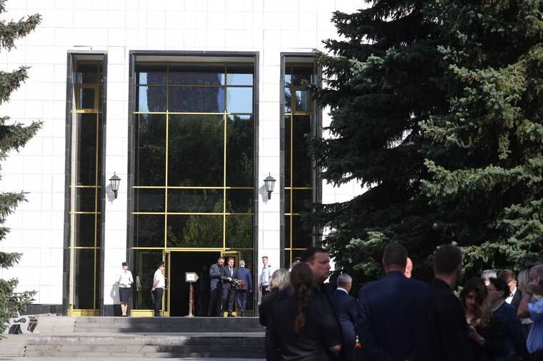 Церемония прощания с Романом Старовойтом собрала министров правительства